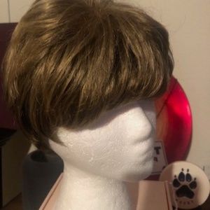 SASSY SHORT HAIRED WIG - BEAUTIFUL SHADE OF BROWN WITH GOLDEN BLOND HIGHLIGHTS